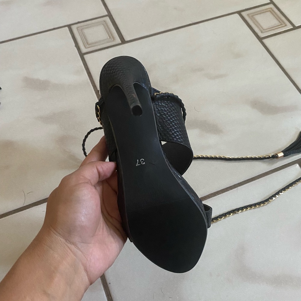 Black heels - Picture 10 of 12